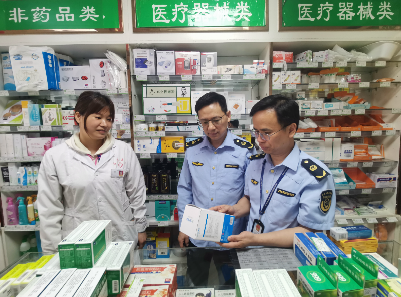 广西灵川县市场监管局开展食品药品安全大检查(图1)