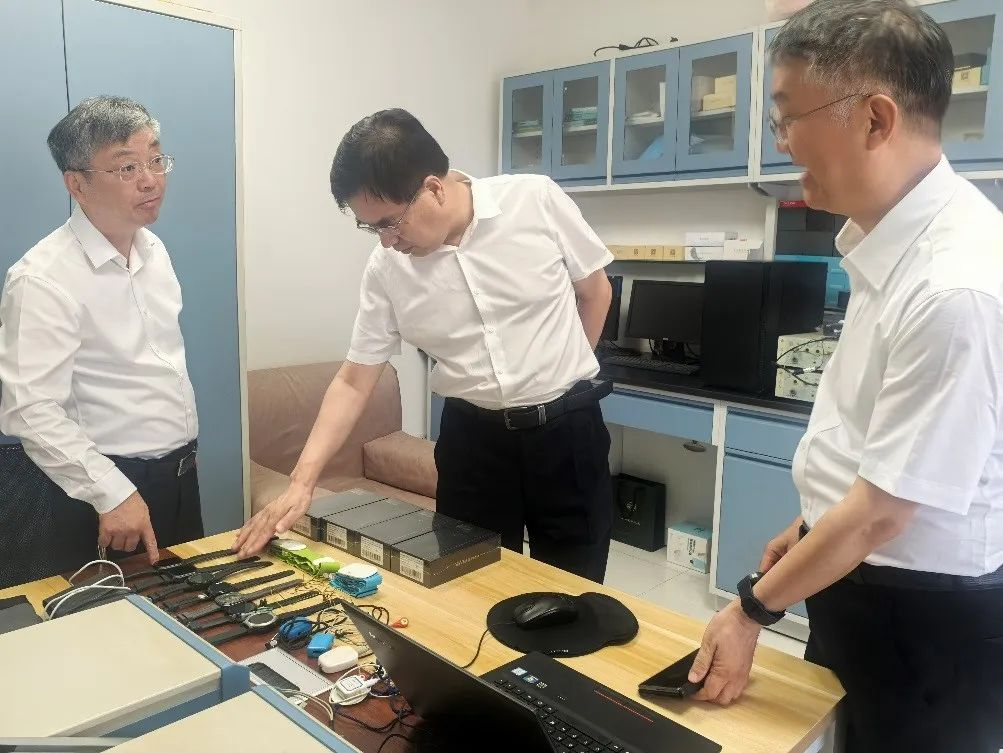 国家药品监督管理局副局长徐景和一行到中国中医科学院医学实验中心调研中医医疗器械研发情况(图1)