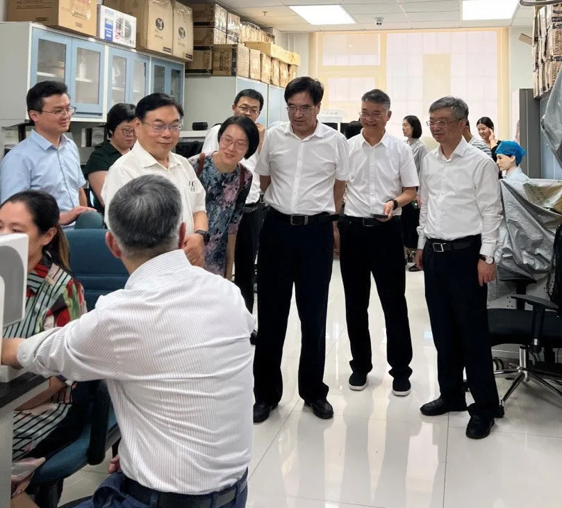 国家药品监督管理局副局长徐景和一行到中国中医科学院医学实验中心调研中医医疗器械研发情况(图2)