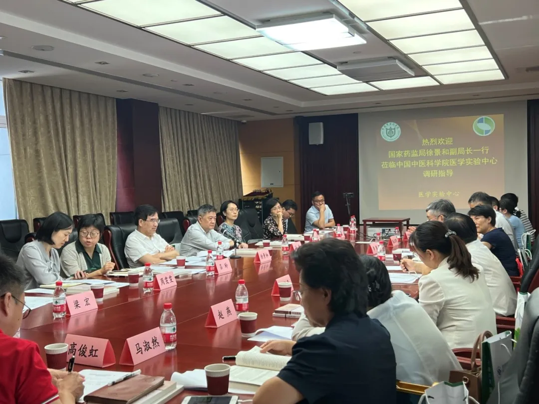 国家药品监督管理局副局长徐景和一行到中国中医科学院医学实验中心调研中医医疗器械研发情况(图3)