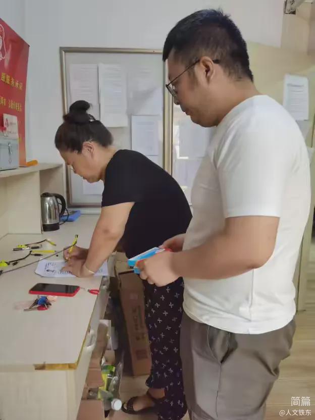 哈市香坊区铁东街道携手“桑榆为老”为辖区居民免费发放“健康爱心药品”(图3)