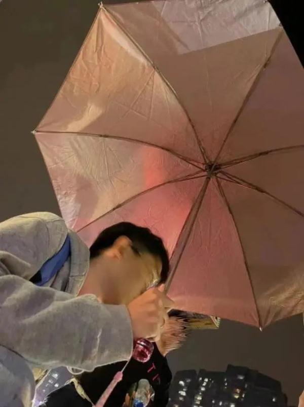 全网夸的两位医学生找到了！(图1)