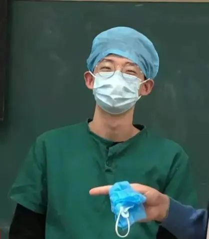 全网夸的两位医学生找到了！(图2)