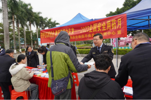 广西崇左市开展“安全用药、健康为民”为主题科普宣传活动(图1)