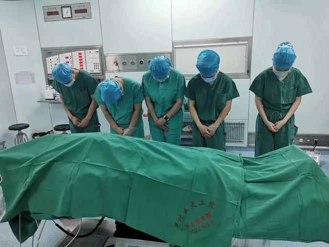 22年湖北17岁少女洗胃后脑死亡捐器官前医生一个举动将其救活(图7)