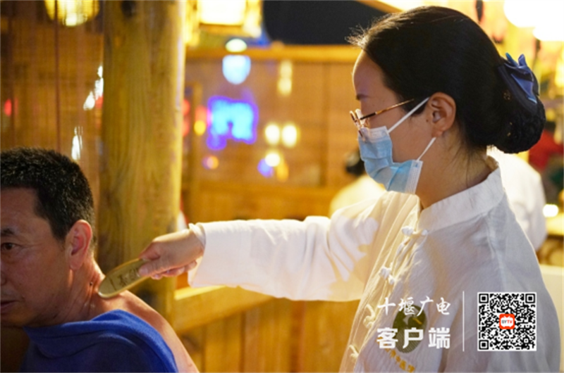 丹江口市中医院：湖北中医药日药文化夜市点亮水都健康之夜(图2)