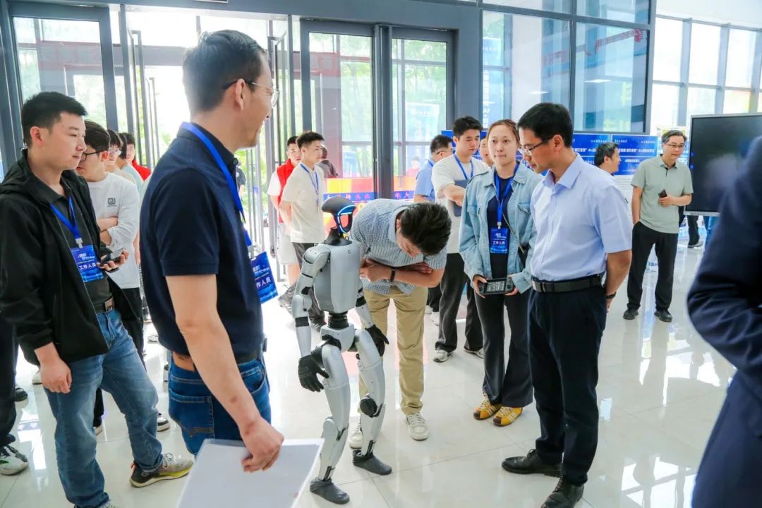 B体育：西安科技大学举行人工智能活动周(图2)