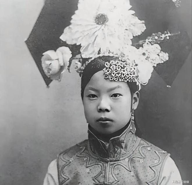 淑妃文绣发动刀妃革命坚持和末代皇帝溥仪离婚后嫁给清洁工(图1)