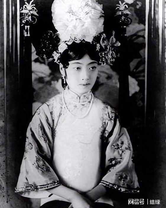 淑妃文绣发动刀妃革命坚持和末代皇帝溥仪离婚后嫁给清洁工(图3)