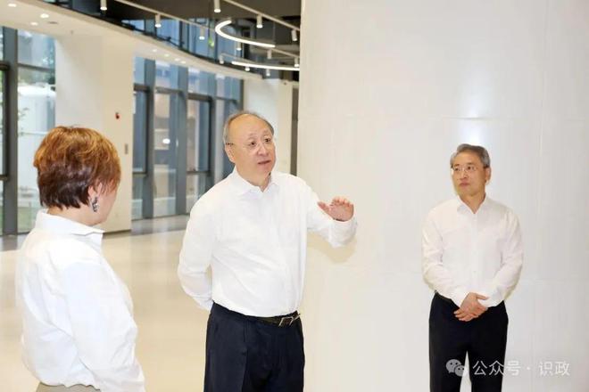 尹力来到经开区围绕推动医药健康产业高质量发展调研(图3)