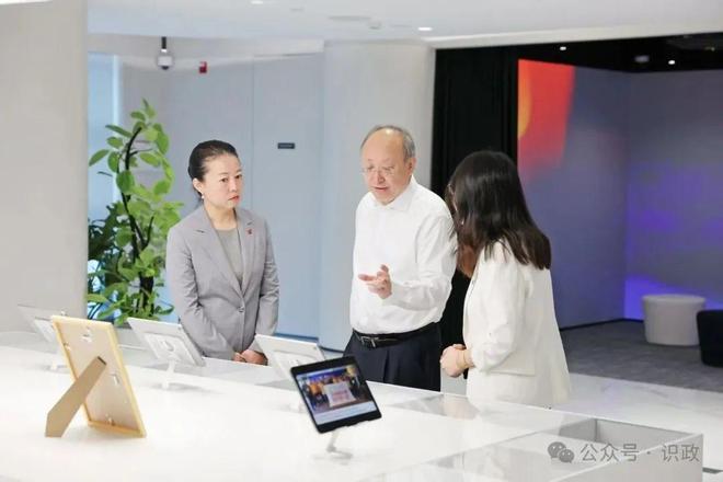 尹力来到经开区围绕推动医药健康产业高质量发展调研(图2)
